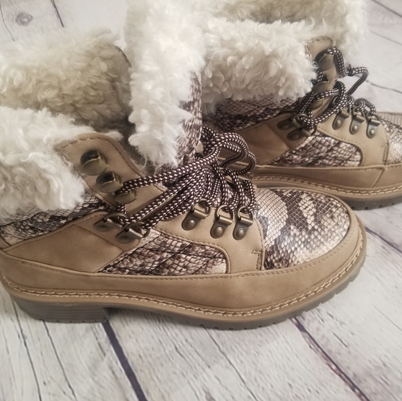 JUST FAB FAUX SNAKESKIN BRIDGETTE BOOTS....๐โโ๏ธ๐ฅฐ - Picture 3 of 8